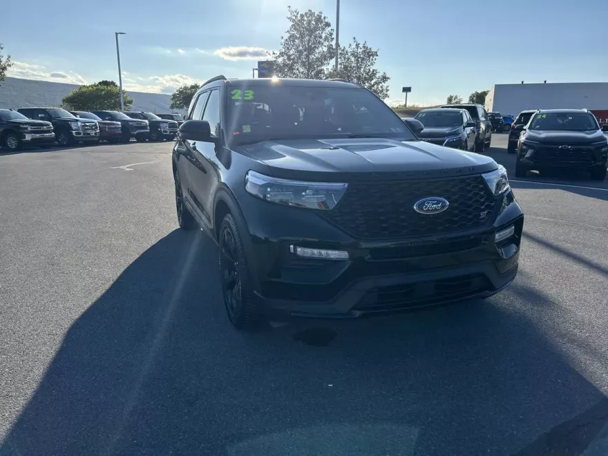 2023 Ford Explorer ST photo 1