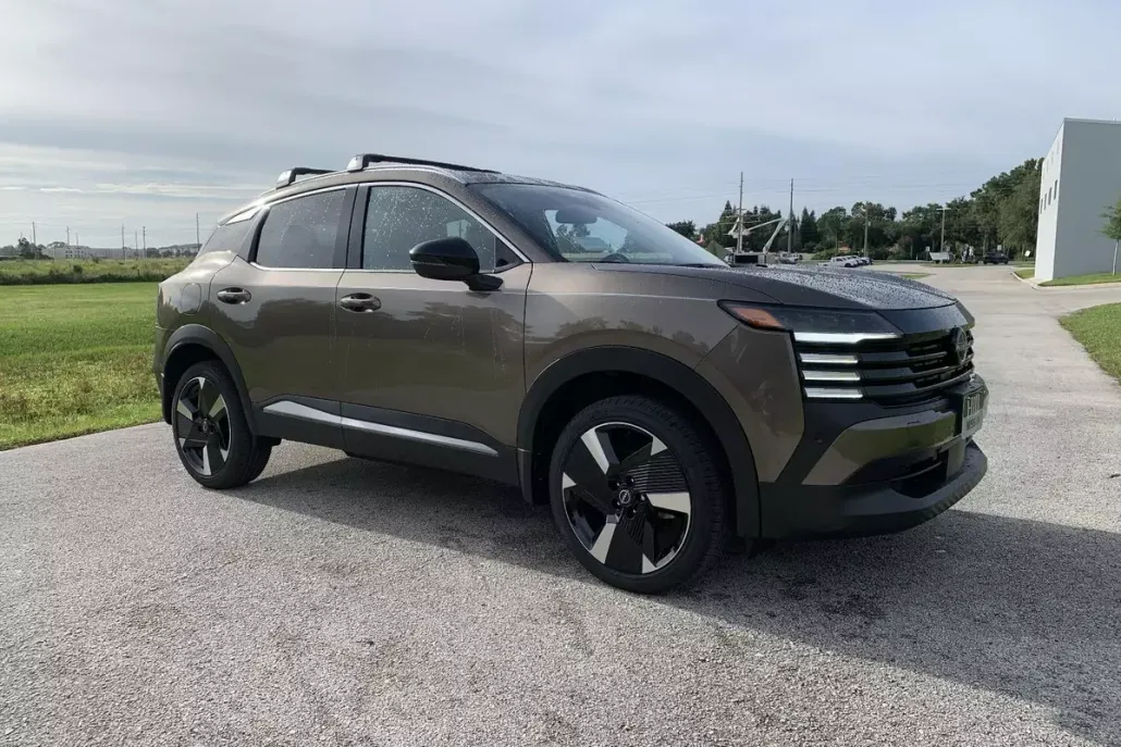 2026 Nissan Kicks SR photo 1