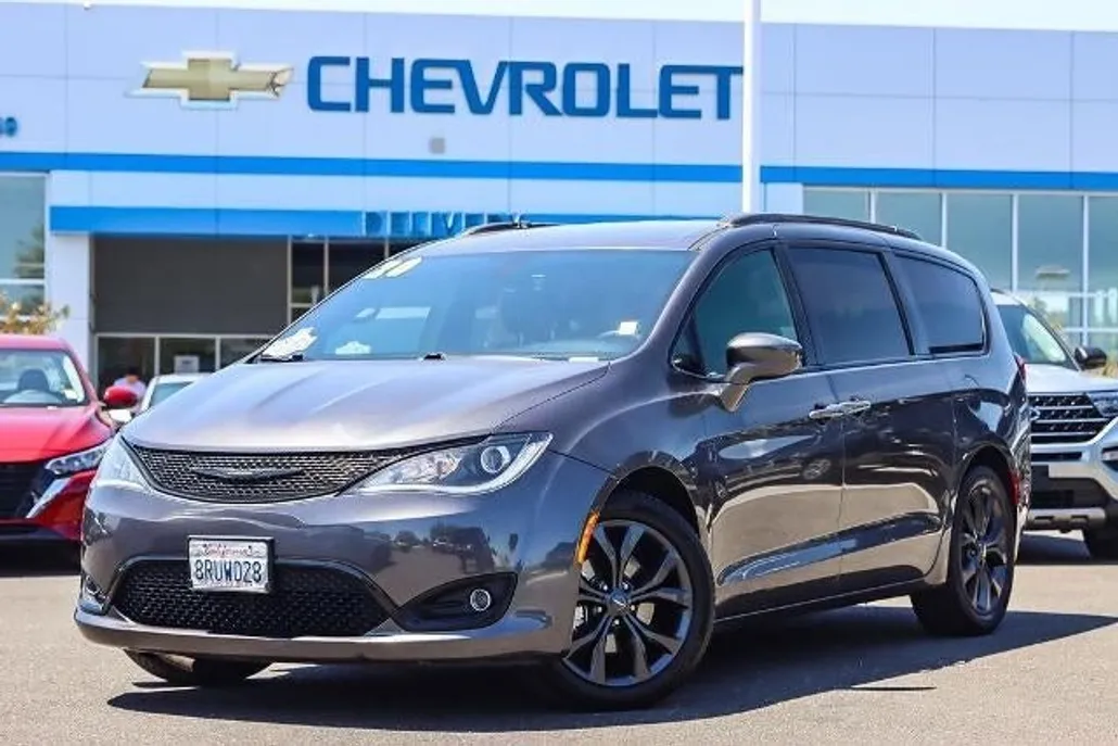 2020 Chrysler Pacifica Touring Plus photo 1