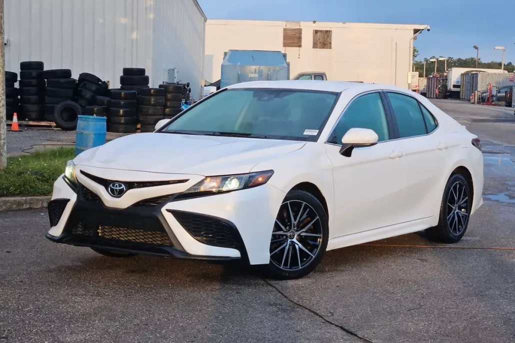 2021 Toyota Camry SE photo 1