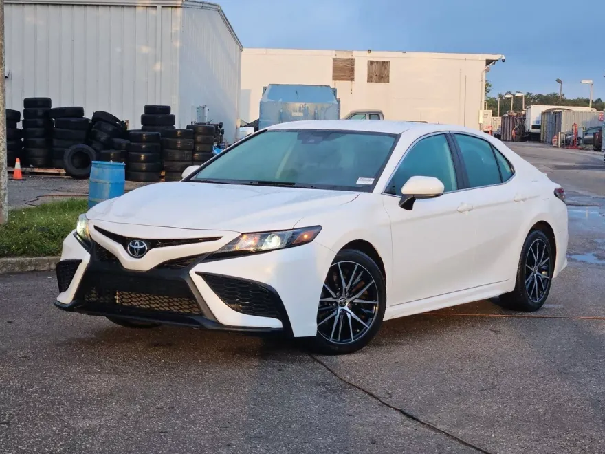2021 Toyota Camry SE photo 1