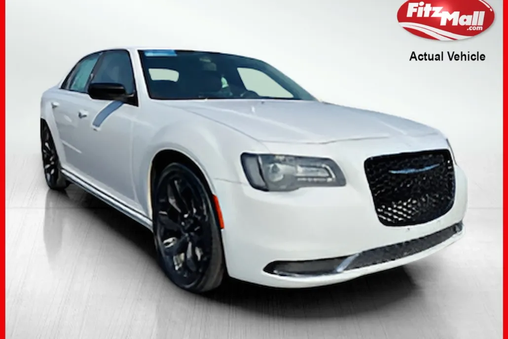 2019 Chrysler 300 Touring photo 1
