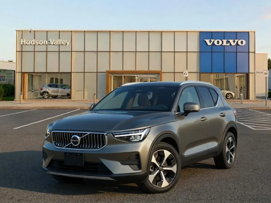 2025 Volvo XC40 photo 1