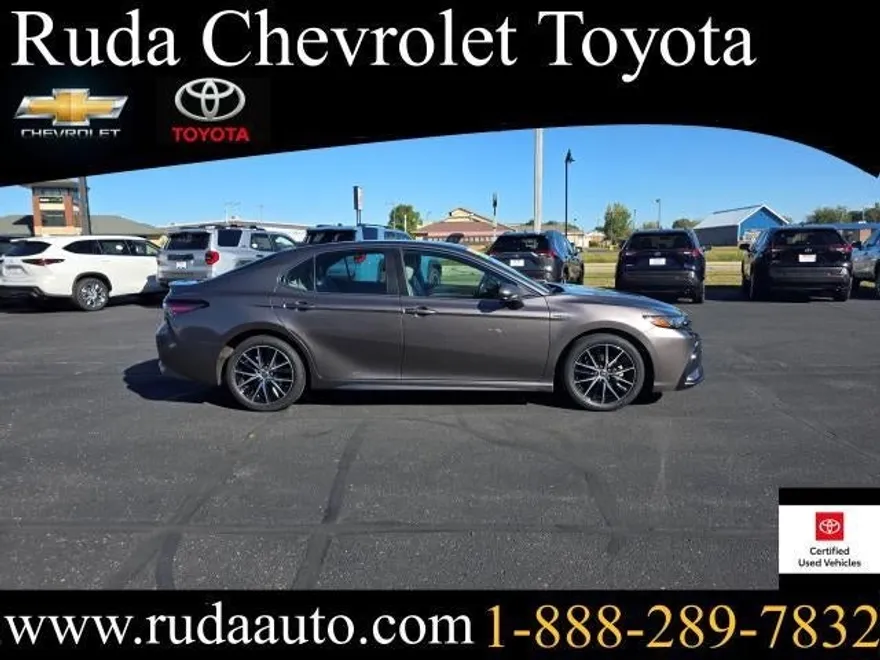2021 Toyota Camry Hybrid SE photo 1