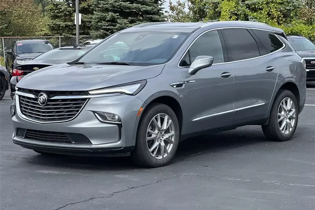 2024 Buick Enclave Essence photo 1