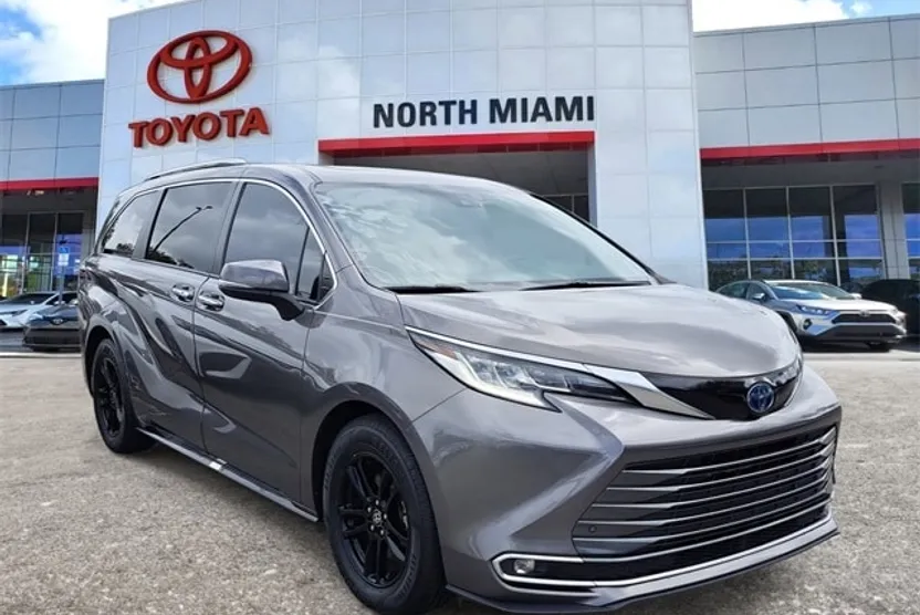 2022 Toyota Sienna Limited photo 1