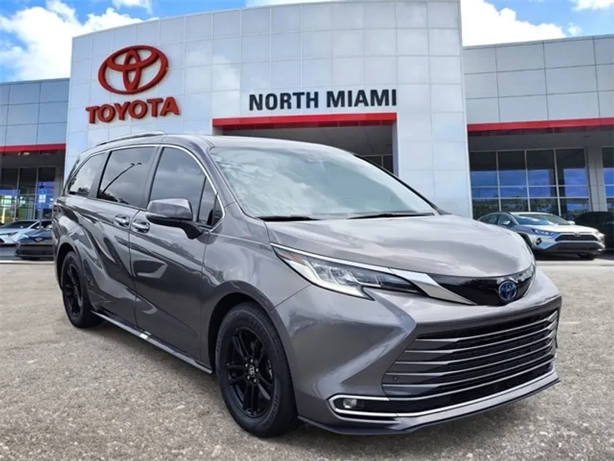 2022 Toyota Sienna Limited photo 1