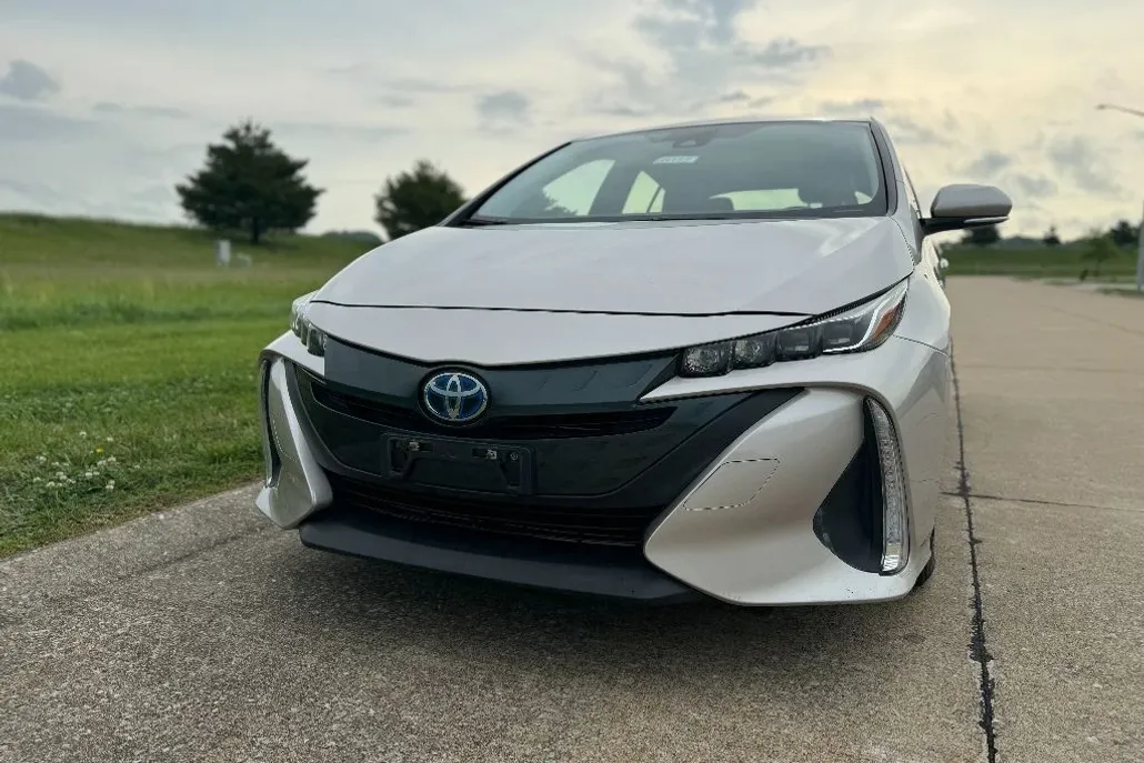 2017 Toyota Prius Prime Premium photo 1