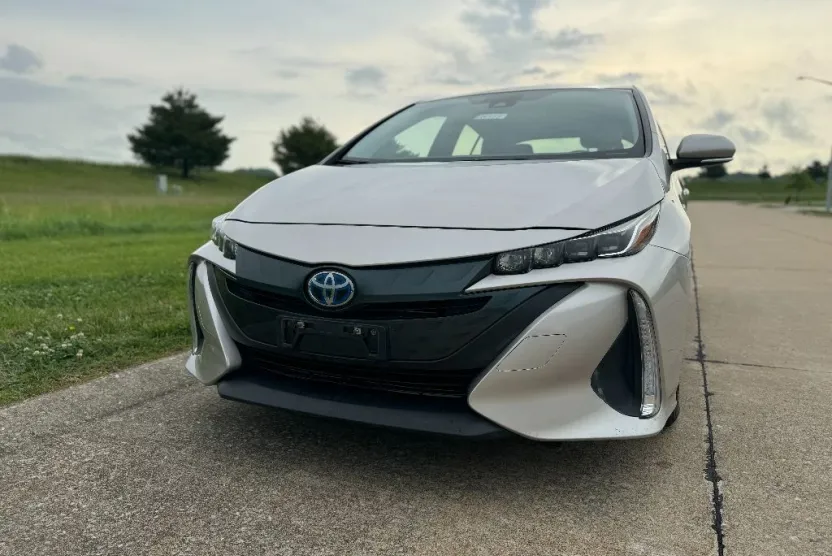 2017 Toyota Prius Prime Premium photo 1