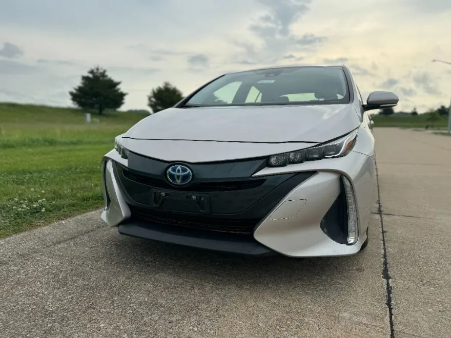 2017 Toyota Prius Prime Premium photo 1