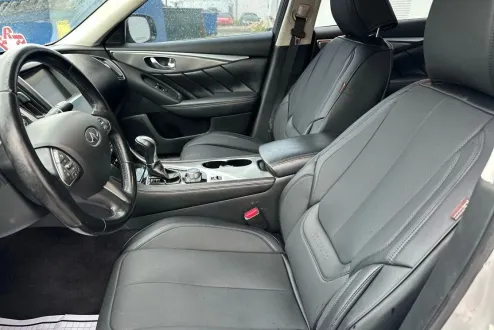 2015 Infiniti Q50 photo 3