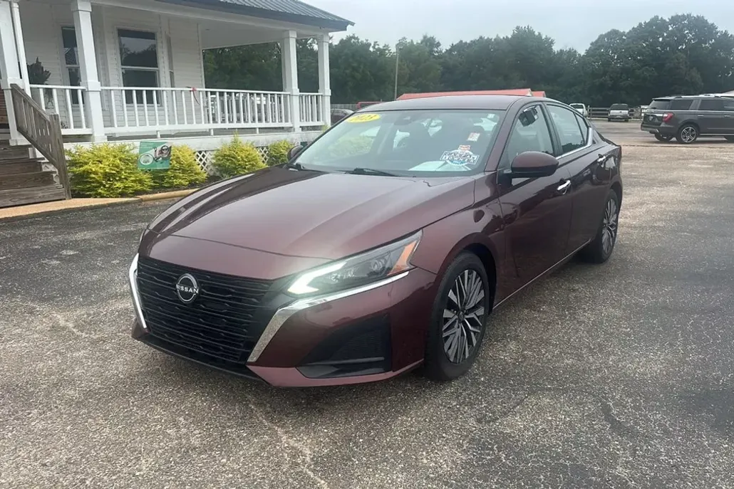 2023 Nissan Altima SV photo 1