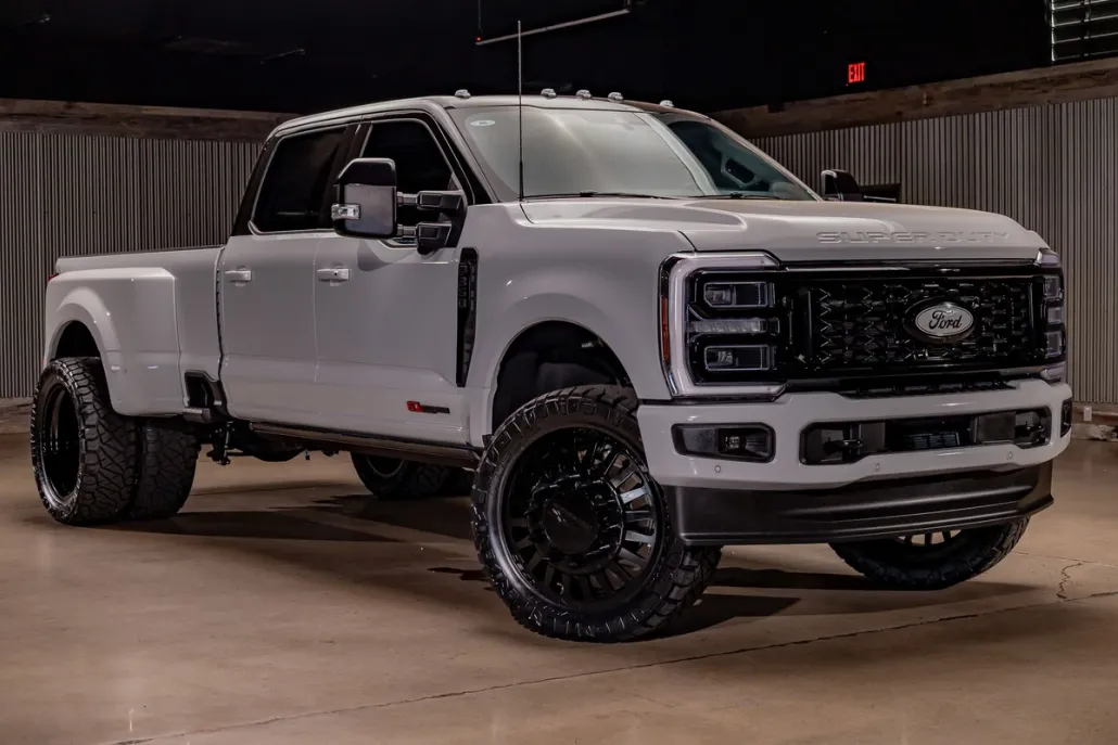 2025 Ford F-350 Platinum photo 1
