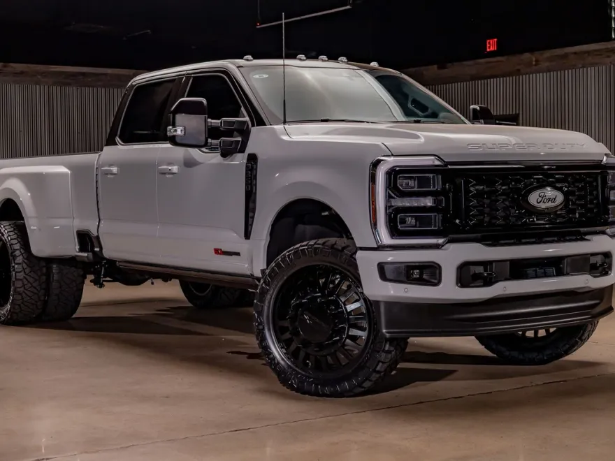 2025 Ford F-350 Platinum photo 1