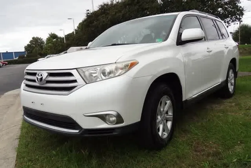 2011 Toyota Highlander SE photo 1