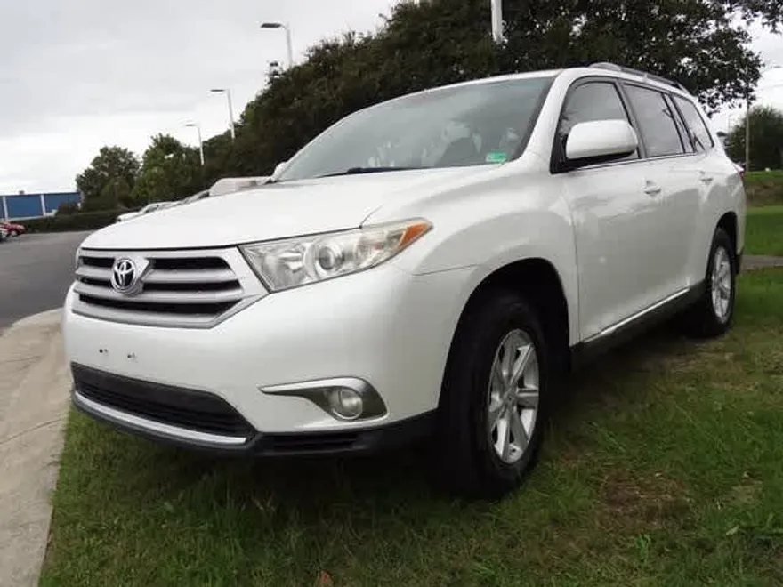 2011 Toyota Highlander SE photo 1