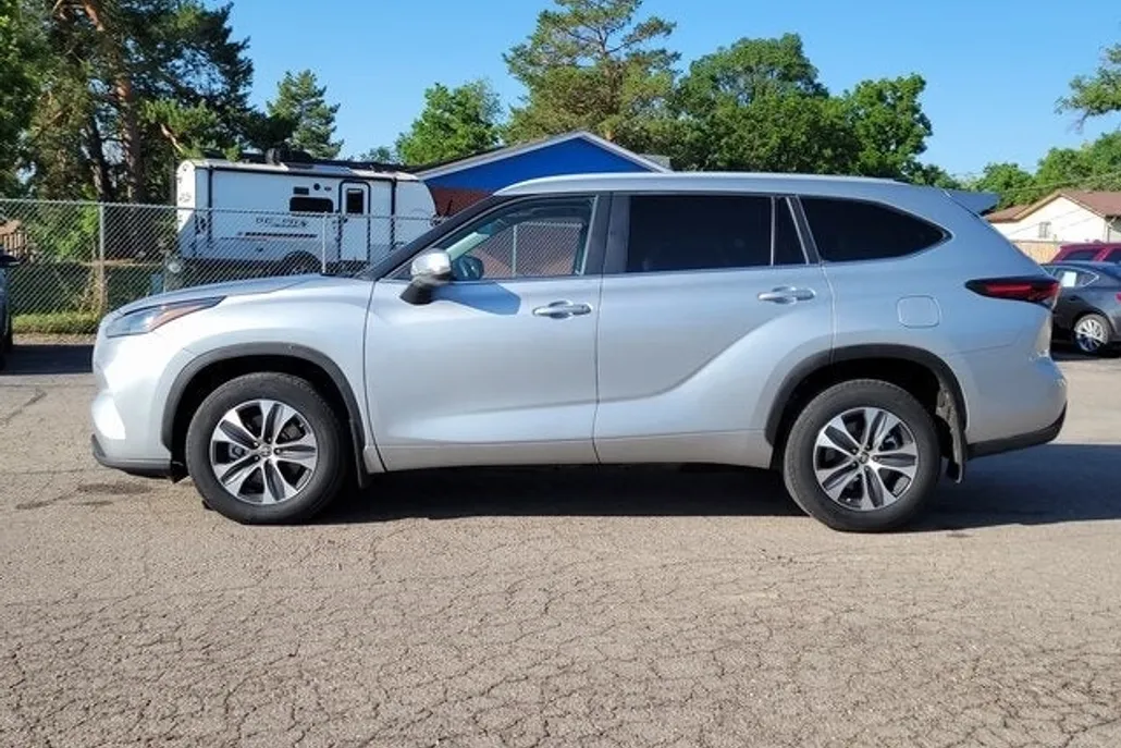 2024 Toyota Highlander XLE photo 1