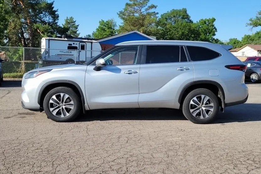 2024 Toyota Highlander XLE photo 1