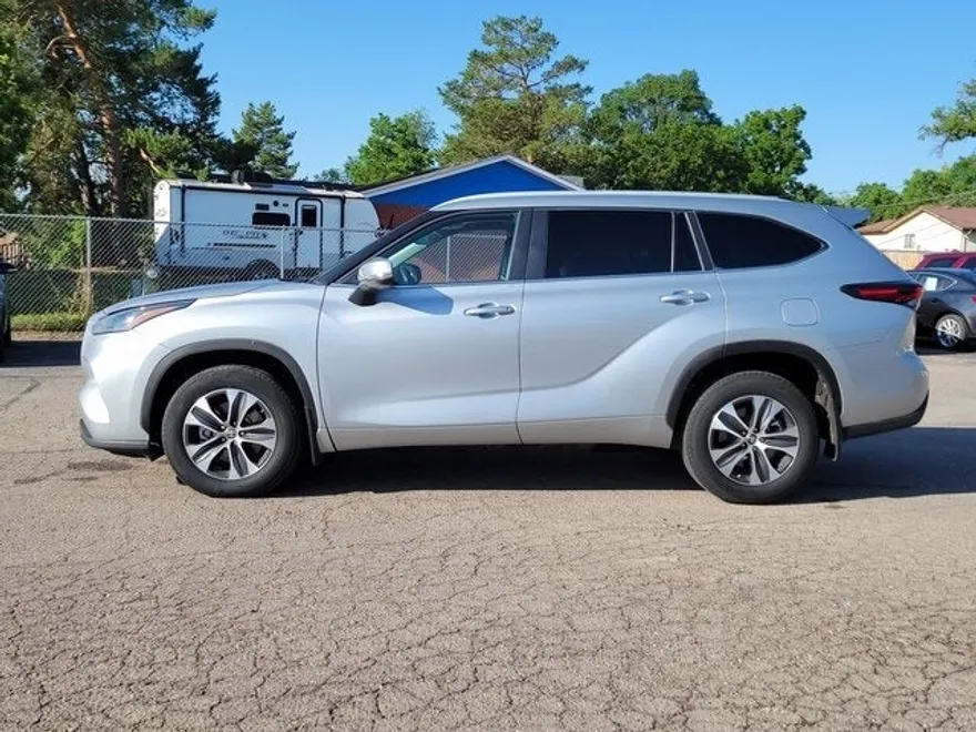 2024 Toyota Highlander XLE photo 1