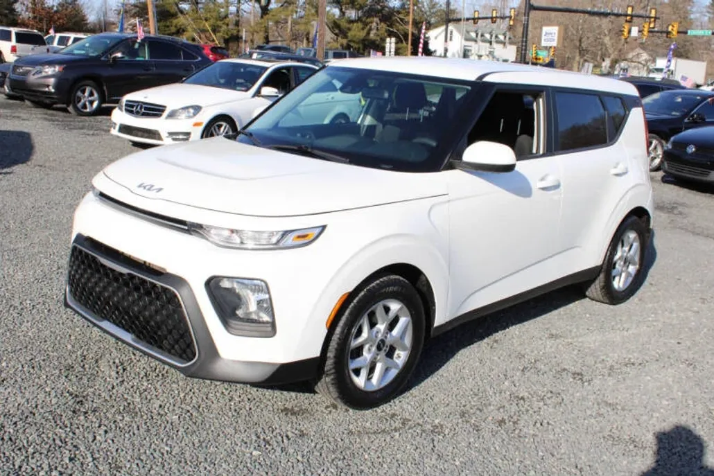 2022 Kia Soul LX photo 1