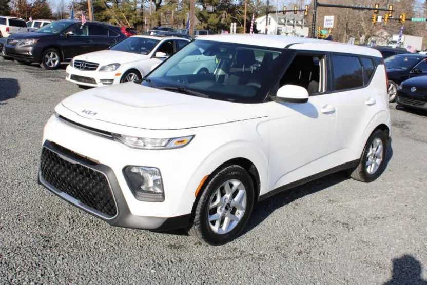 2022 Kia Soul LX photo 1