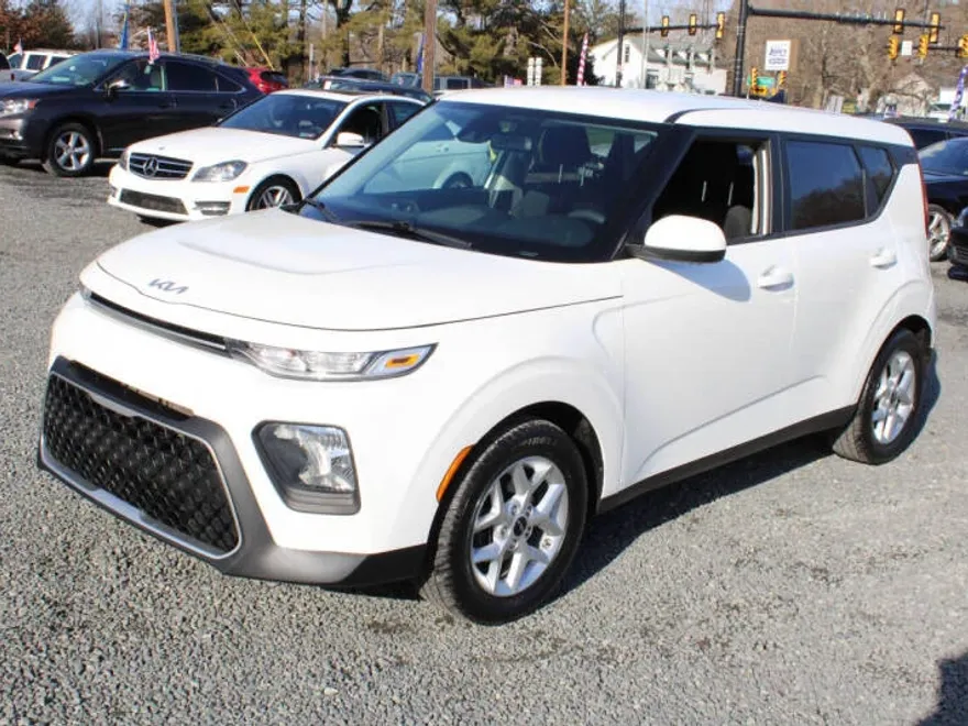2022 Kia Soul LX photo 1