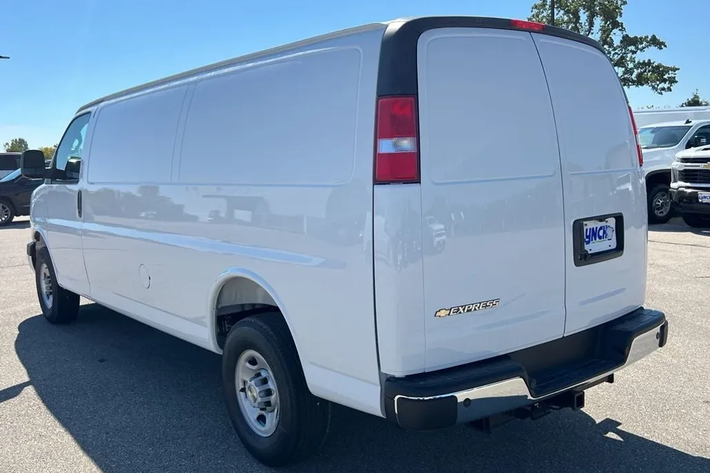 2025 Chevrolet Express Cargo 3500 photo 1