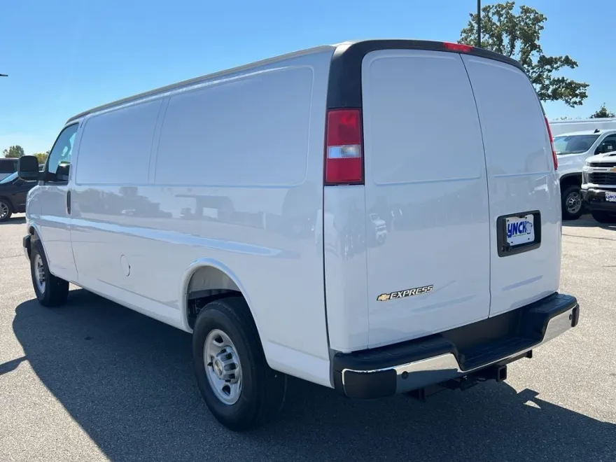 2025 Chevrolet Express Cargo 3500 photo 1