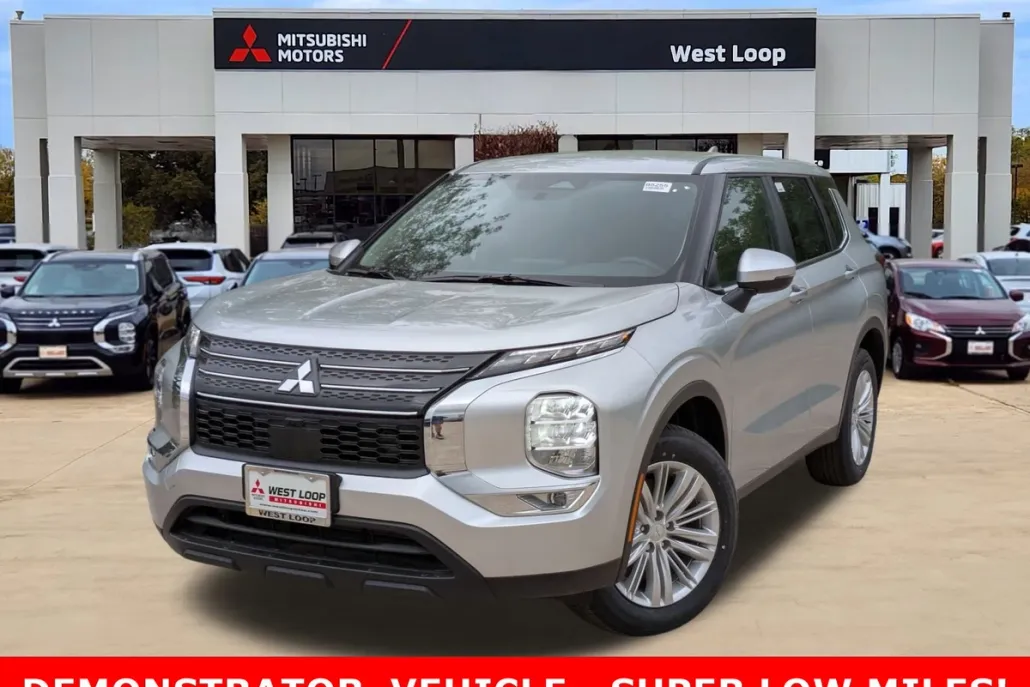 2024 Mitsubishi Outlander ES photo 1