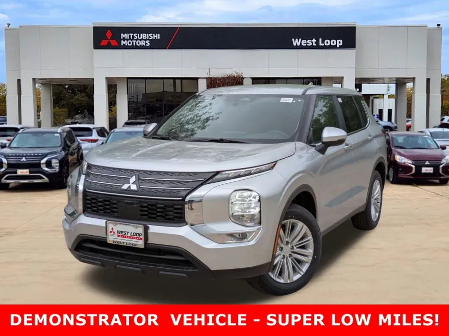 2024 Mitsubishi Outlander ES photo 1