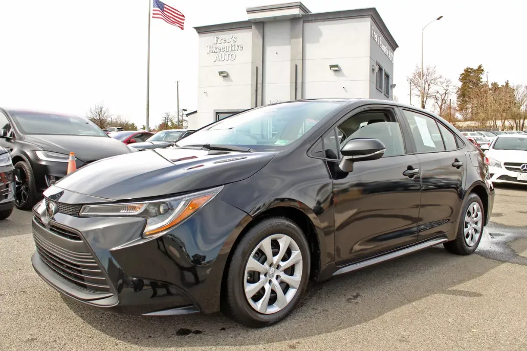 2023 Toyota Corolla LE photo 1