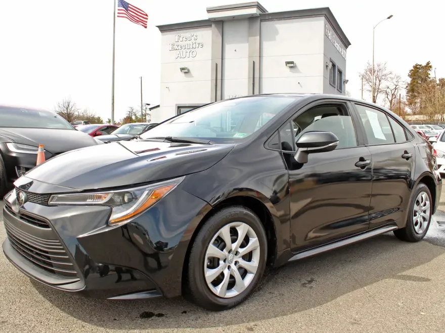2023 Toyota Corolla LE photo 1