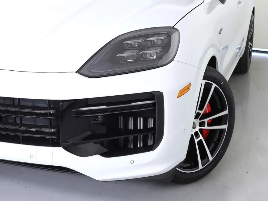 2025 Porsche Cayenne Turbo E-Hybrid photo 12