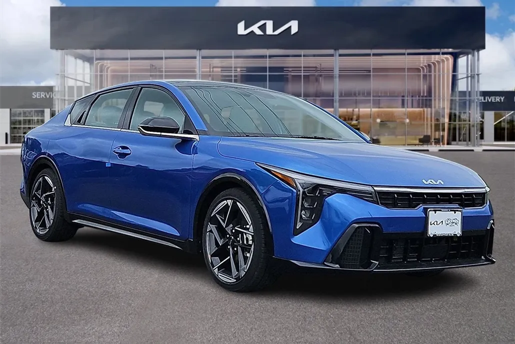 2025 Kia K4 GT-Line photo 1