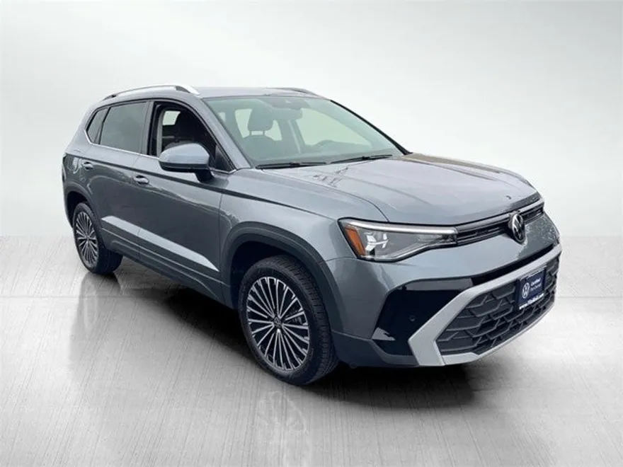 2025 Volkswagen Taos SE photo 1