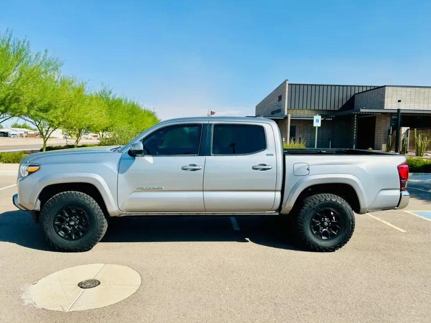 2019 Toyota Tacoma SR5 photo 1