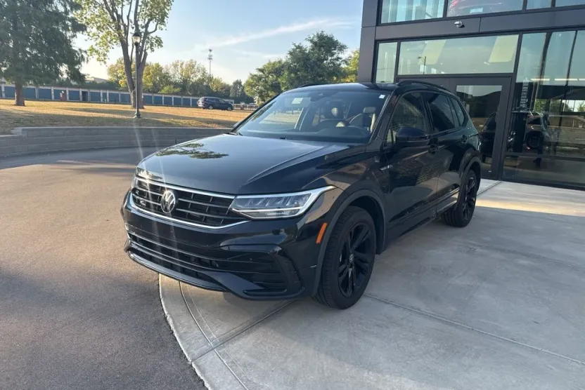 2024 Volkswagen Tiguan SE R-Line Black photo 1