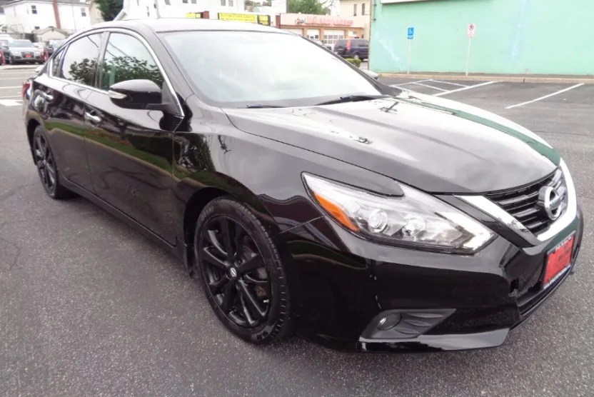 2017 Nissan Altima 2.5 SR photo 1