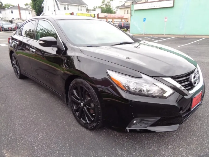 2017 Nissan Altima 2.5 SR photo 1