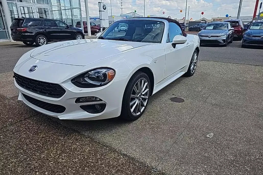2018 Fiat 124 Spider Lusso photo 1