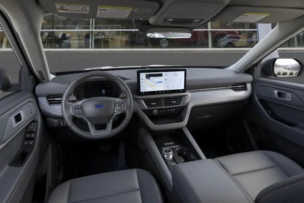 2025 Ford Explorer photo 1