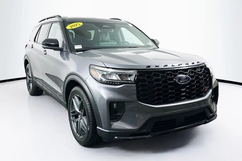 2025 Ford Explorer ST photo 1