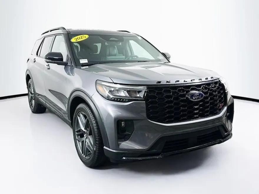2025 Ford Explorer ST photo 1