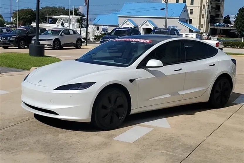 2024 Tesla Model 3 photo 1