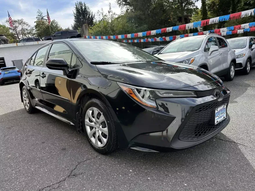 2022 Toyota Corolla LE photo 1