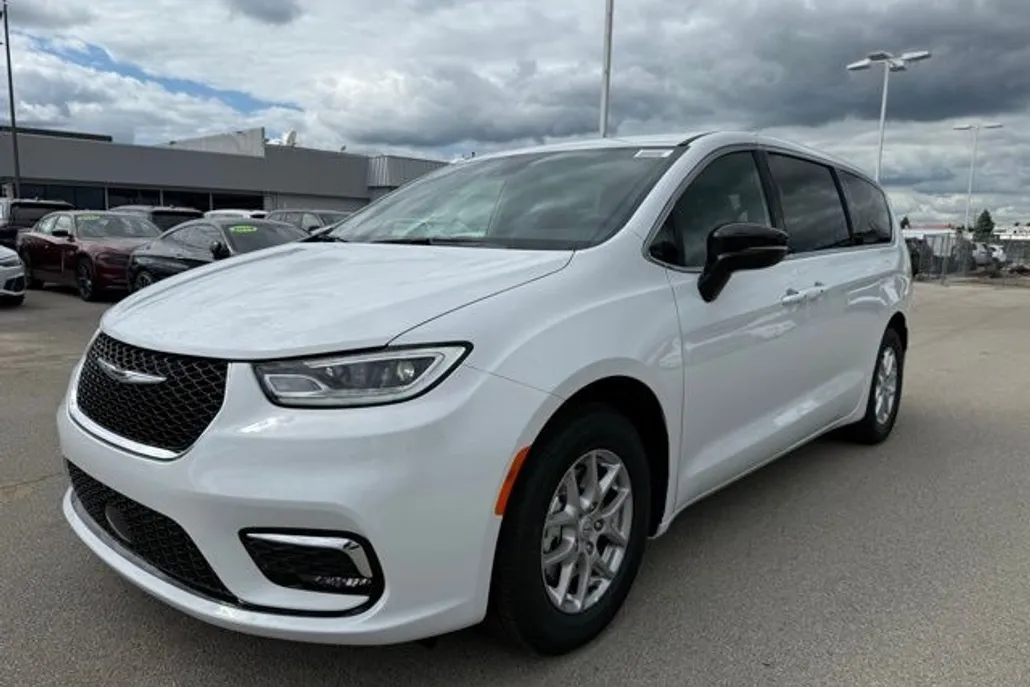 2026 Chrysler Pacifica photo 1