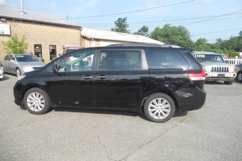 2012 Toyota Sienna XLE photo 1