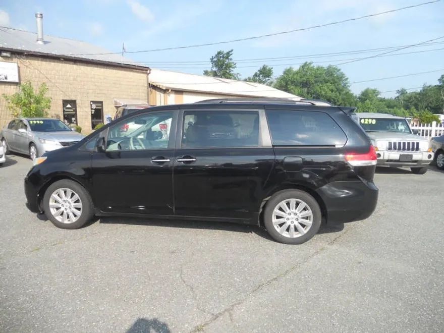 2012 Toyota Sienna XLE photo 1