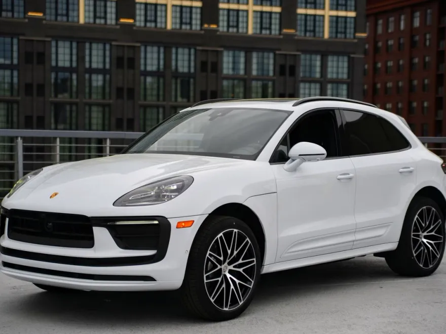 2025 Porsche Macan T photo 1
