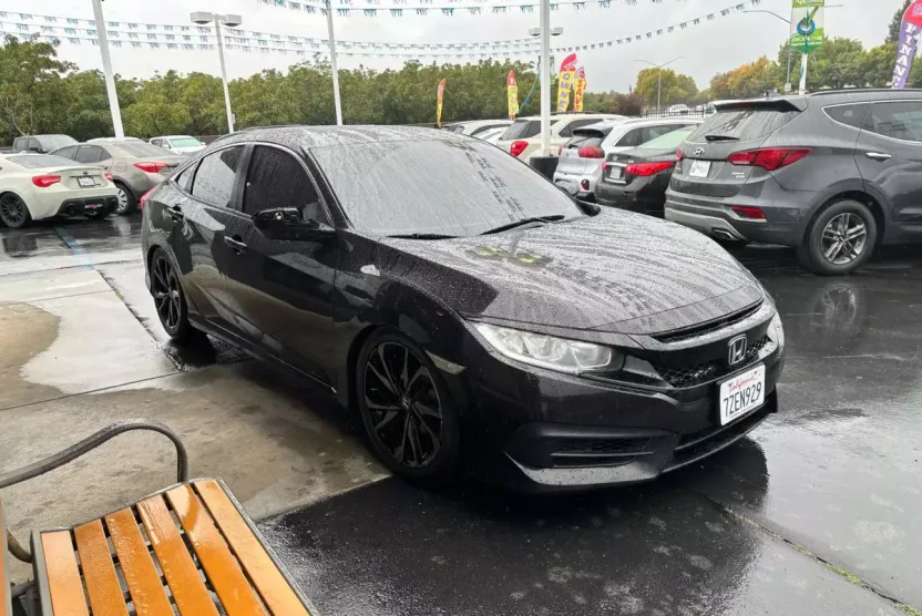 2017 Honda Civic LX photo 1